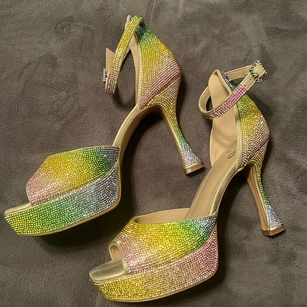 Mix NO 6. Fabulous platform heel for a party! Worn to one event.